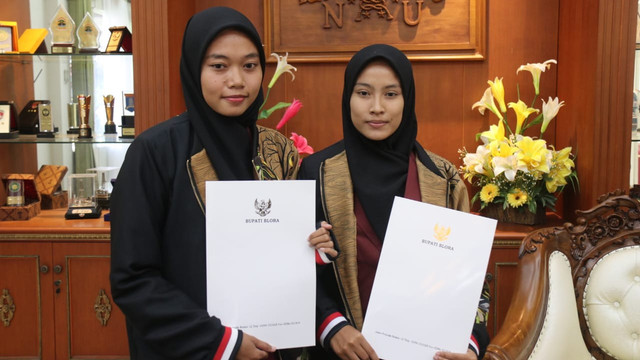 Endang Susanti dan Siti Rohwati, saat hadiri undangan Bupati di Pendopo Rumah Dinas Bupati Blora. Kamis (19/05/2022) (foto: dok istimewa)