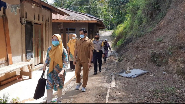 Ilustrasi Foto : koleksi pribadi. Dokumentasi kunjungan rumah bersama Lintas Sektor program SONGKET jo ALAT TENUN.