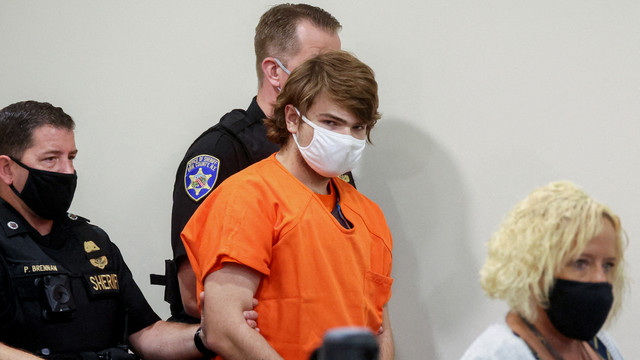 Tersangka penembakan di supermarket Tops, Payton S. Gendron, dikawal polisi di ruang sidang di Buffalo, New York, AS, Kamis (19/5/2022). Foto: Brendan McDermid/REUTERS