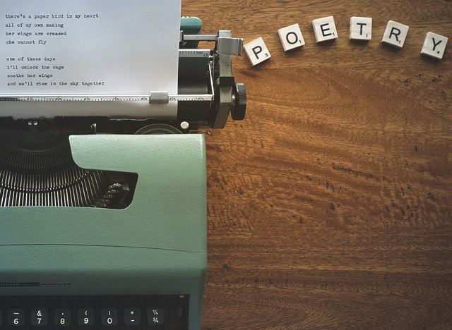 Foto : Pexels/Suzy Hazelwood, Puisi Pendek Bahasa Inggris