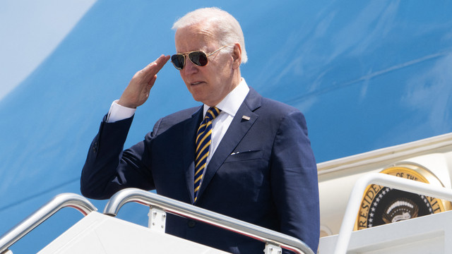 Presiden AS Joe Biden menaiki Air Force One sebelum keberangkatan dari Pangkalan Gabungan Andrews di Maryland, 19 Mei 2022, saat ia melakukan perjalanan ke Korea Selatan dan Jepang, dalam perjalanan pertamanya ke Asia sebagai Presiden. Foto: SAUL LOEB / AFP