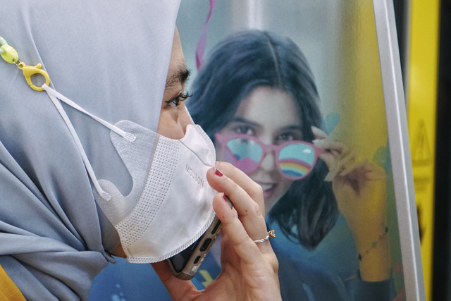 Penumpang menggunakan masker saat berada di MRT di Jakarta, Jumat (20/5/2022). Foto: Jamal Ramadhan/kumparan