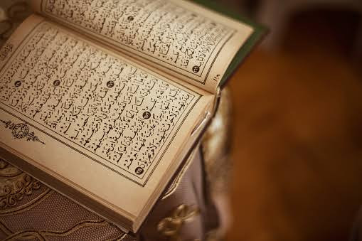 Pengertian hukum tajwid secara sederhana adalah hukum yang mengatur tata cara membaca Alquran dengan benar. Foto: Unsplash.com