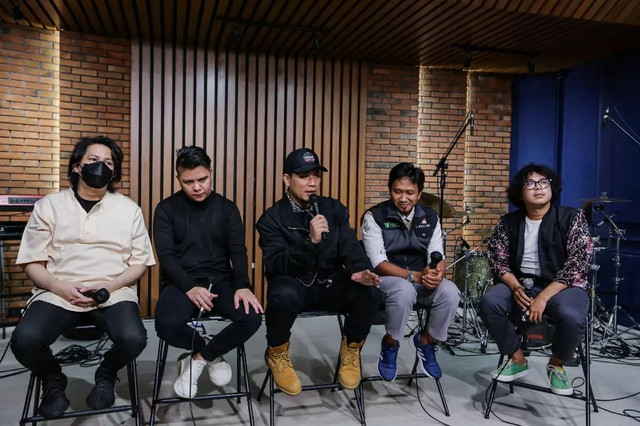 Ilustrasi band Armada membawakan chord Mungkinkah di Sana Kau Rasa Bahagia. Foto: Instagram/armadaband