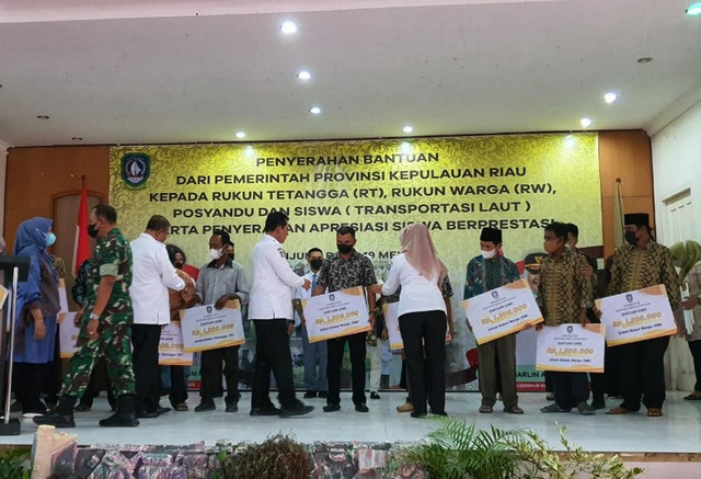 Gubernur Ansar menyerahkan insentif kepada RT/RW, kader posyandu dan siswa secara simbolis di Karimun (Foto: Ist)