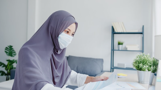 Perempuan menjadi kelompok yang paling rentan dan paling terdampak, namun juga berkontribusi besar selama pandemi COVID-19 (Sumber foto: Freepik.com) 
