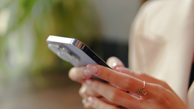Ilustrasi menonaktifkan kartu Indosat. Foto: Kamran Abdullayev/unsplash