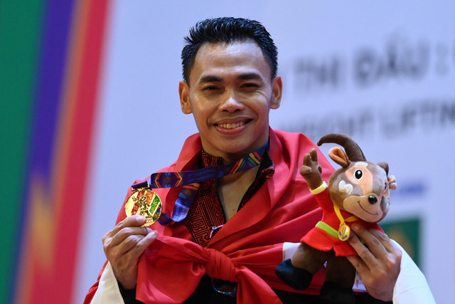Lifter Indonesia Eko Yuli Irawan berpose dengan medali emas yang diraihnya pada final angkat besi nomor 61 kg putra SEA Games 2021 Vietnam di Hanoi Sports Training and Competition Center, Hanoi, Vietnam, Jumat (20/5/2022). Foto: Zabur Karuru/ANTARA FOTO