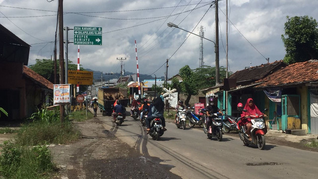 Jalur alternatif Pantura Tegal - Purwokerto masih dalam kondisi jalan rusak dan berkubang.  Foto: Fedelia Fauziah Rahma/kumparan