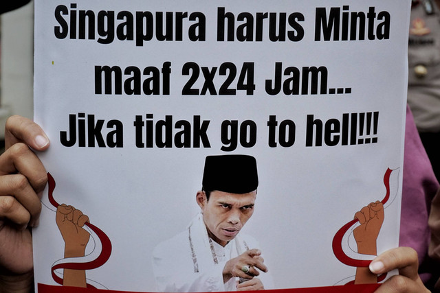 Massa yang tergabung dalam Pertahanan Ideologi Sarekat Islam Indonesia (Perisai) membawa poster berisi seruan saat berunjuk rasa di depan Kedutaan Besar Singapura, Jakarta, Jumat (20/5/2022). Foto: Jamal Ramadhan/kumparan