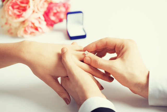 Cara menyatakan cinta ke pasangan secara elegan dan berkesan. Foto: Shutterstock