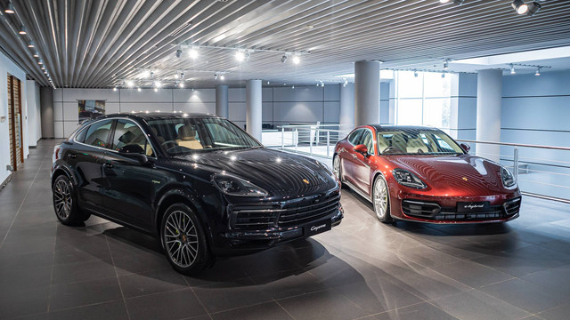 Porsche Indonesia rilis 2 supercar PHEV, Porsche Cayenne E-Hybrid dan Porsche Panamera 4 E-Hybrid Foto: Dok. Porsche Indonesia