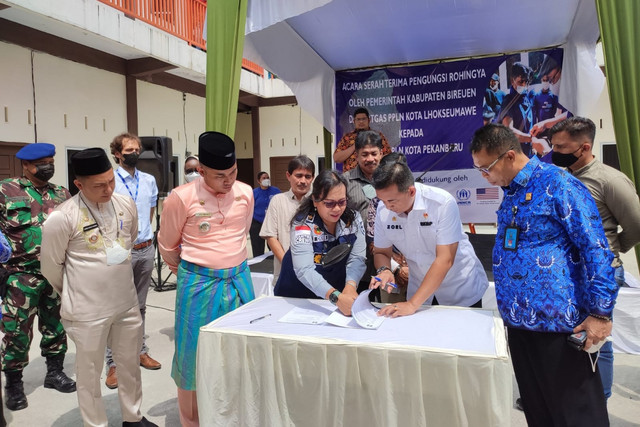 Serah terima pengungsi Rohingya oleh Pemerintah Kabupaten Bireuen dan Satgas PPLN Kota Lhokseumawe, Aceh, kepada Satgas PPLN Kota Pekanbaru, Riau. Foto: Dok. IOM Indonesia