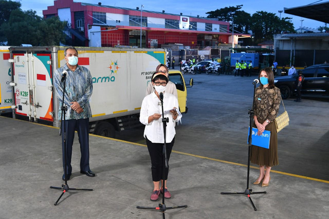 Menlu RI Retno LP Marsudi menerima kedatangan vaksin gratis melalui skema COVAX Facility di Bandara Soekarno-Hatta, Tangerang, Banten. Sumber foto: dokumentasi pribadi dari salah satu penulis