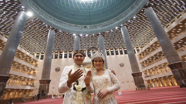 Pasangan artis Masayu Clara dan Qausar Harta Yudana berfoto bersama usai melakukan akad nikah di masjid Istiqlal, Jakarta, Jumat, (20/5/2022). Foto: Agus Apriyanto