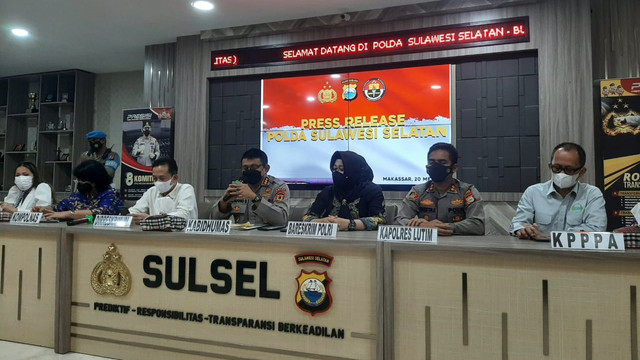 Kabid Humas Polda Sulsel, Kombes Pol Komang Suartana (empat dari kiri) dan Kapolres Lutim  AKBP Silvester (dua dari kanan) saat konferensi pers di Polda Sulsel, Jumat (20/5/2022). Foto: Dok. Istimewa