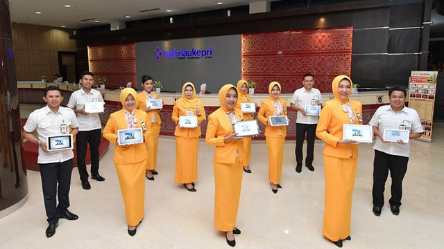 KARYAWAN Bank Riau Kepri.