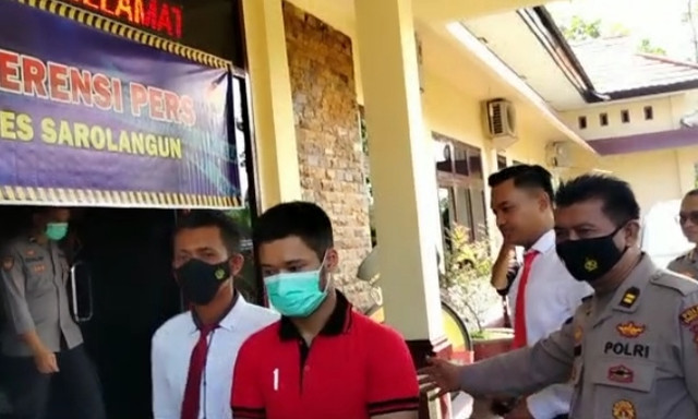 Ega, pelaku penjualan senjata ilegal sedang diperiksa Polres Sarolangun. (Foto: Jambikita)