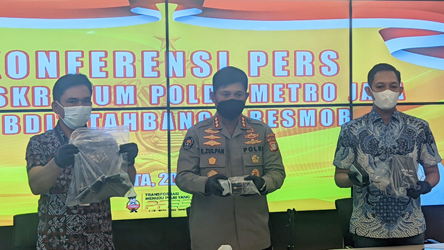 Jumpa pers pengungkapan kasus pencurian dengan modus skimming di Polda Metro Jaya, Jumat (20/5). Foto: Dok. Istimewa