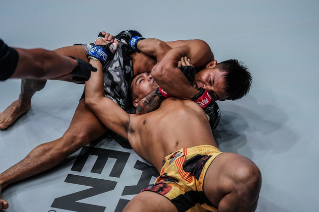 Elipitua Siregar mengunci Robin Catalan dengan teknik Anaconda Choke di ONE 157: Petchmorakot vs. Vienot. Foto: ONE Championship