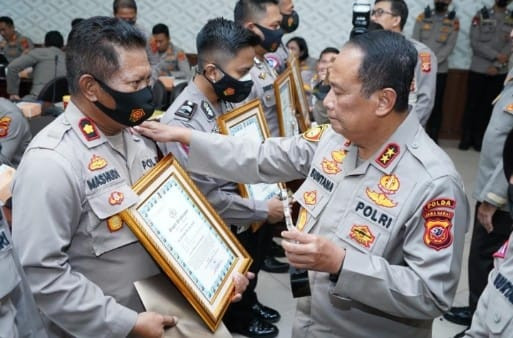 Polres Indramayu mendapatkan Penghargaan Pos Pam Teraktif pada Pelayanan Mudik di Rest Area 130 dan Kepala Kepolisian Sektor (Kapolsek) Losarang Kompol H. Masyhudi meraih kategori Anggota Teraktif dan Kreatif dalam pelaksanaan Operasi Ketupat Lodaya Tahun 2022 Zona Cirebon. (Istimewa)