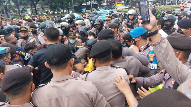 Demo mahasiswa berujung ricuh di Patung Kuda, Jakarta Pusat, Jumat (20/5/2022). Foto: Dok. Istimewa