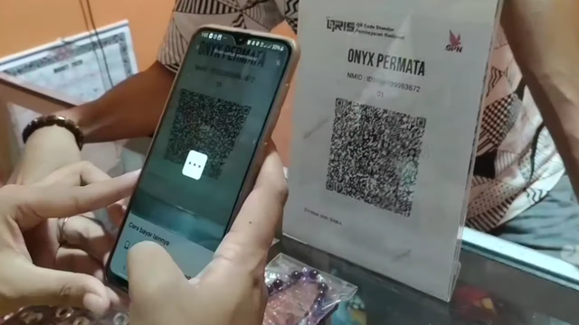 Ilustrasi transaksi metode QRIS (Sumber: https://www.youtube.com/watch?v=VXbEObZjSa4)