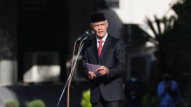 Gubernur Jawa Tengah Ganjar Pranowo  saat menjadi inspektur upacara peringatan Harkitnas 2022 di Lapangan Kantor Gubernur Jawa Tengah, Semarang, Jawa Tengah pada Jumat (20/5). Foto: Dok. Istimewa