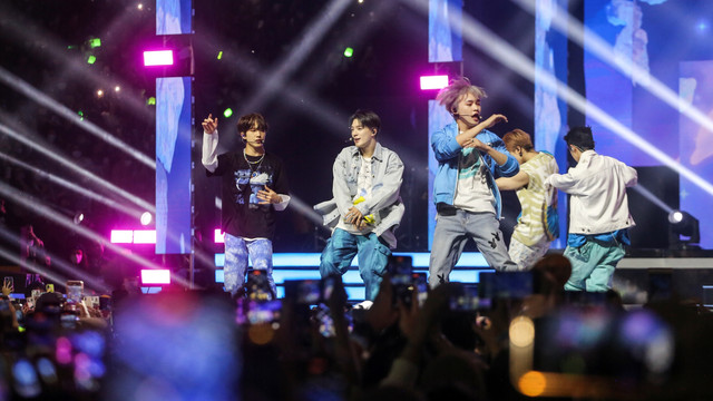 Penampilan NCT Dream dalam acara Allo Bank Festival di Istora Senayan, Jakarta, Jumat (20/5/2022). Foto: Asprilla Dwi Adha/ANTARA FOTO