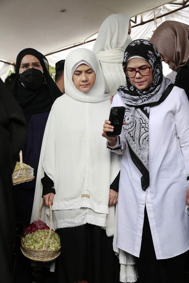 Astri Ivo beserta keluarga saat hadir di pemakaman ibundanya, Ivo Nilakreshna, di TPU Tanah Kusir, Jakarta, Sabtu (21/5/2022). Foto: Dok. Agus Apriyanto