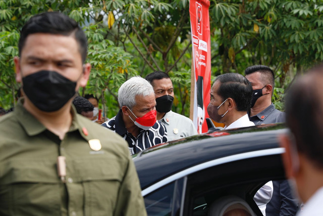 Presiden Jokowi bersama Gubernur Jateng Ganjar Pranowo saat menghadiri rakernas V projo di Magelang, Sabtu (21/5/2022). Foto: Dok. Istimewa