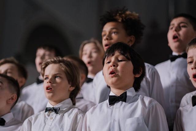 Ilustrasi menyanyikan lagu Sekolah Minggu. Foto: Pexels