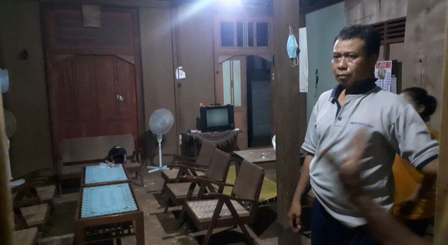 Salah seorang warga Gunungkidul yang ingin menonton film KKN di Desa Penari. Foto: Erfanto/Tugu Jogja