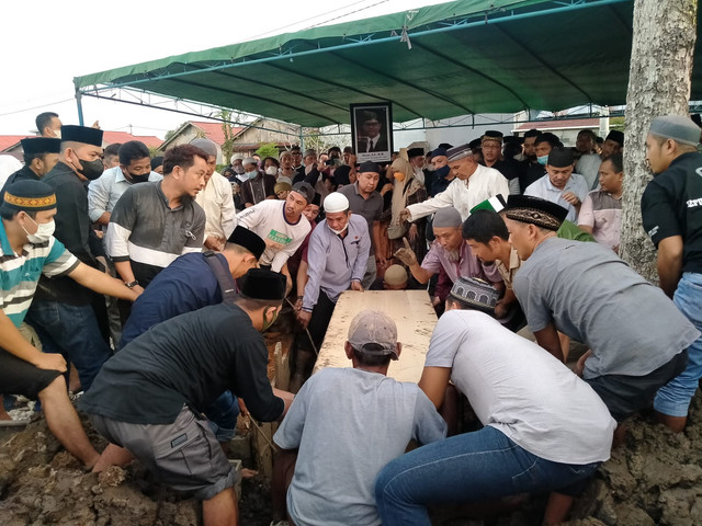 Prosesi pemakaman jenazah eks Komisioner KPU Viryan Aziz di Pemakaman Muslim Danau Sentarum Pontianak. Foto: Lydia Salsabilla/Hi!Pontianak