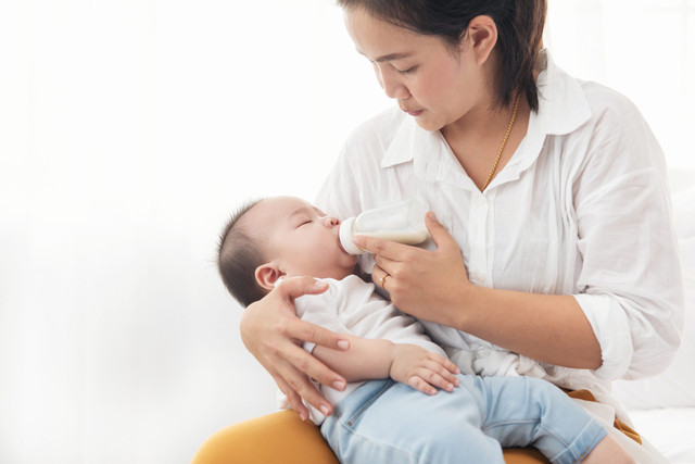 Ilustrasi bayi minum susu. Foto: sutlafk/Shutterstock