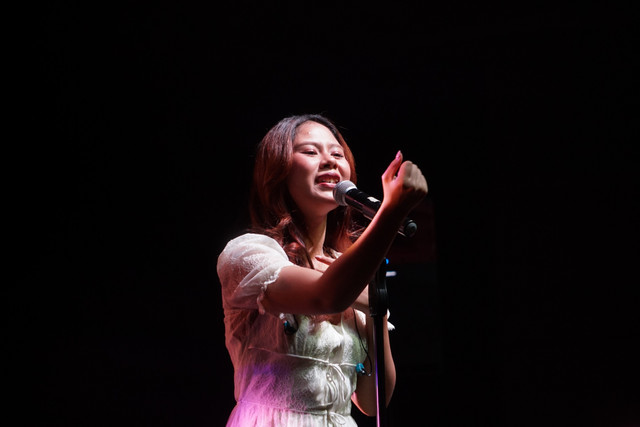 Penampilan Nadin Amizah di The 12th Music Gallery, Sabtu (21/5/2022). Foto: Jamal Ramadhan/kumparan