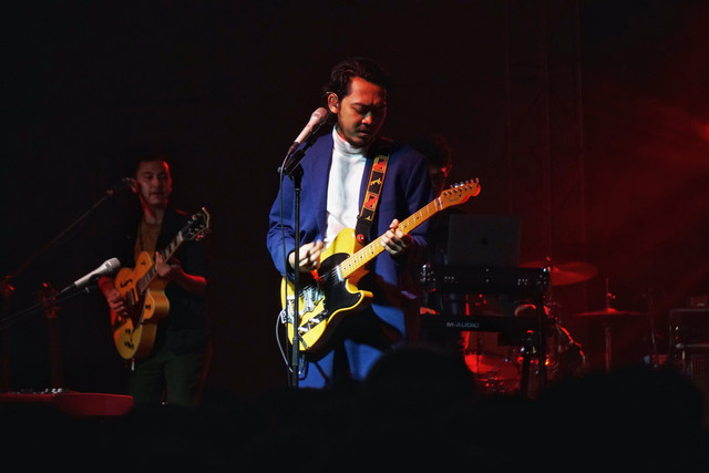 Penampilan Pamungkas di The 12th Music Gallery, Sabtu (21/5/2022).
Foto: Jamal Ramadhan/kumparan
