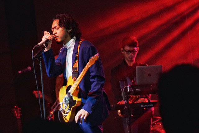 Penampilan Pamungkas di The 12th Music Gallery, Sabtu (21/5/2022).
 Foto: Jamal Ramadhan/kumparan