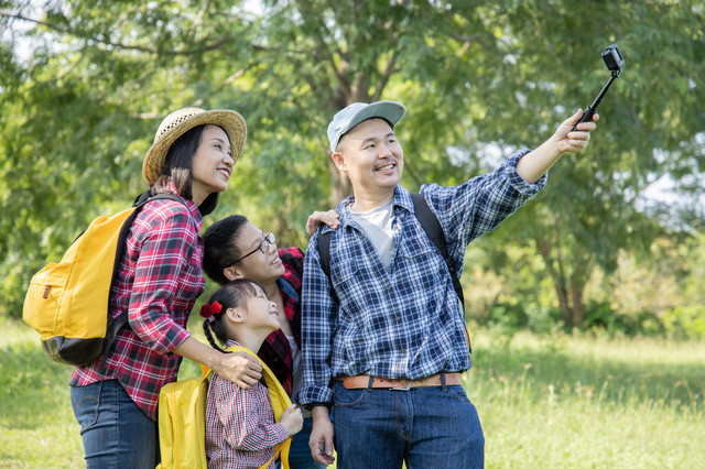 Liburan ke pegunungan bersama keluarga. Foto: areetham/Shutterstock