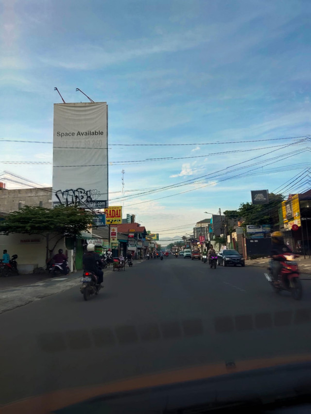 Suasana jalanan di Jakarta pada suatu pagi awal pandemi dimana jalanan lengang dan tidak macet. Foto : Dokumentasi Pribadi