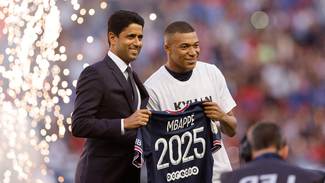 Pemain Paris St Germain Kylian Mbappe berfoto dengan presiden Paris St Germain Nasser Al-Khelaifi setelah menandatangani kontrak baru, di Parc des Princes, Paris, Prancis, Sabtu (21/5/2022). Foto: Christian Hartmann/REUTERS
