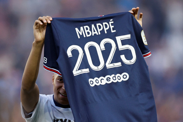 Pemain Paris St Germain Kylian Mbappe mengangkat kaus setelah menandatangani kontrak baru, di Parc des Princes, Paris, Prancis, Sabtu (21/5/2022). Foto: Christian Hartmann/REUTERS