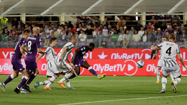 Pemain Fiorentina Alfred Duncan mencetak gol pertama mereka saat hadapi Juventus di Stadio Artemio Franchi, Florence, Italia, Sabtu (21/5/2022). Foto: Ciro De Luca/REUTERS