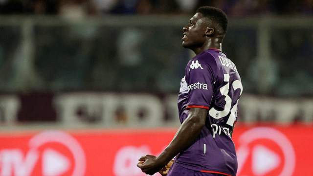 Pemain Fiorentina Alfred Duncan merayakan gol pertama mereka saat hadapi Juventus di Stadio Artemio Franchi, Florence, Italia, Sabtu (21/5/2022). Foto: Ciro De Luca/REUTERS