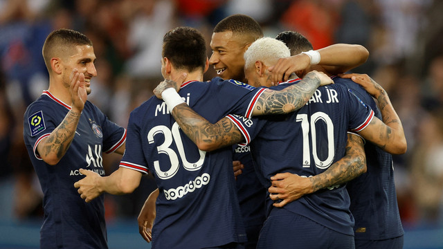 Pemain Paris St Germain Neymar merayakan gol ketiga mereka bersama Lionel Messi, Kylian Mbappe dan rekan satu timnya saat hadapi Metz di Parc des Princes, Paris, Prancis, Sabtu (21/5/2022). Foto: Christian Hartmann/REUTERS