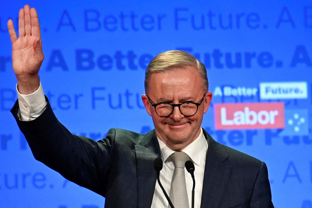 Pemimpin Partai Buruh Australia, Anthony Albanese, memberikan keterangan setelah Perdana Menteri petahana dan pemimpin Partai Liberal Scott Morrison mengakui kekalahan dalam pemilihan umum negara itu, di Sydney, Australia, Sabtu (21/5/2022). Foto: Jaimi Joy/REUTERS 
