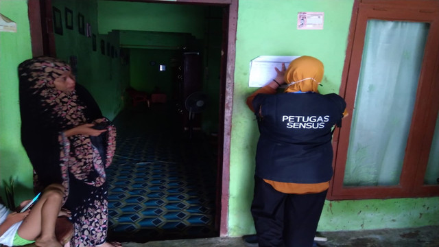 Petugas sensus tengah melakukan pendataan. Sumber : Dok.Pribadi