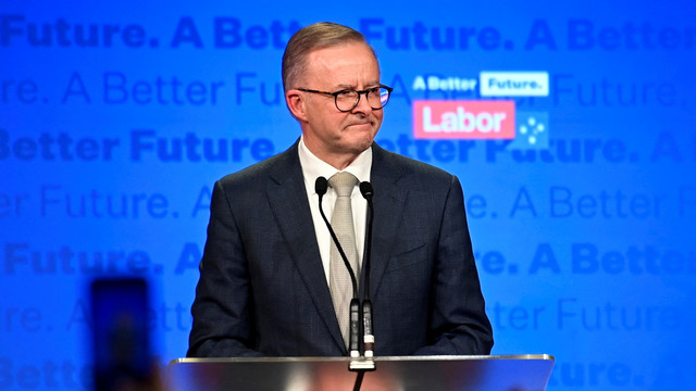 Pemimpin Partai Buruh Australia, Anthony Albanese, memberikan keterangan setelah Perdana Menteri petahana dan pemimpin Partai Liberal Scott Morrison mengakui kekalahan dalam pemilihan umum negara itu, di Sydney, Australia, Sabtu (21/5/2022). Foto: Jaimi Joy/REUTERS 