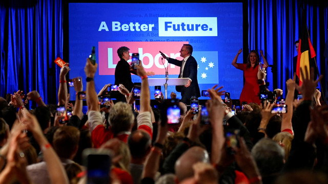 Pemimpin Partai Buruh Australia, Anthony Albanese, bereaksi setelah Perdana Menteri petahana dan pemimpin Partai Liberal Scott Morrison mengakui kekalahan dalam pemilihan umum negara itu, di Sydney, Australia, Sabtu (21/5/2022). Foto: Jaimi Joy/REUTERS