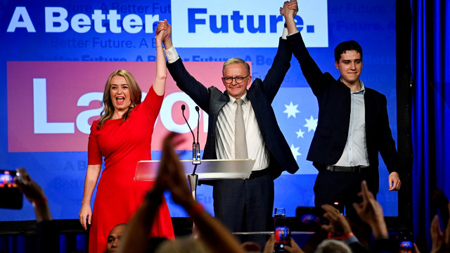 Anthony Albanese didampingi oleh pasangannya Jodie Haydon dan putranya Nathan Albanese saat berbicara usai pemimpin Partai Liberal Scott Morrison mengakui kekalahan dalam pemilihan umum negara itu, di Sydney, Australia, Sabtu (21/5/2022). Foto: Jaimi Joy/REUTERS 
